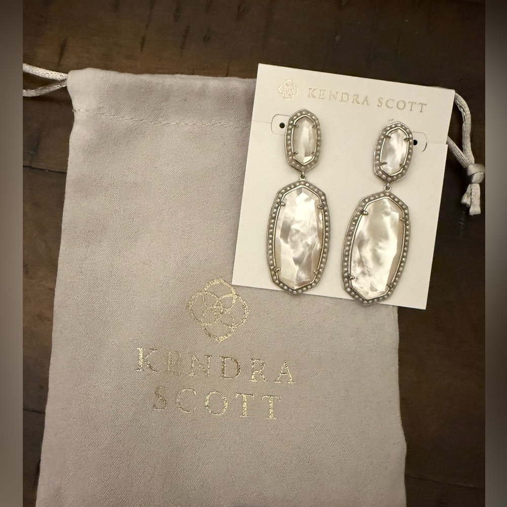 ✨Kendra Scott Silver and Pearl Drop Earrings ✨